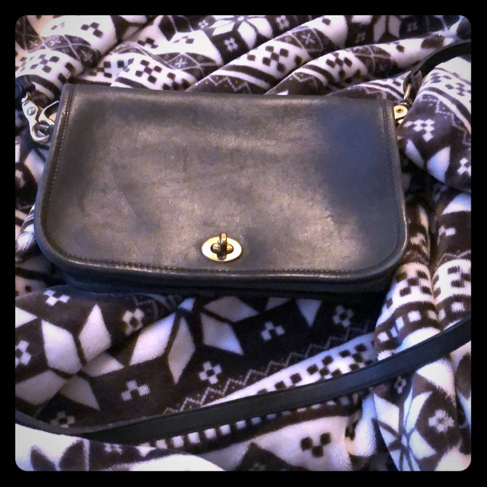 ❤️Super basic but cute COACH bag❤️